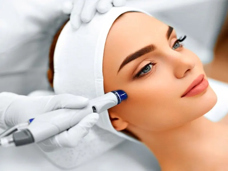 HIFU skin tightening device applied to the face
